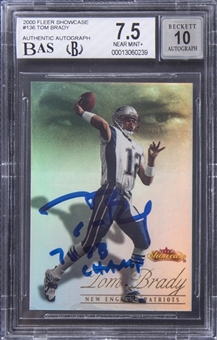 2000 Fleer Showcase #136 Tom Brady Signed and Inscribed Rookie Card (#0814/2000) – BGS NM+ 7.5/BGS 10